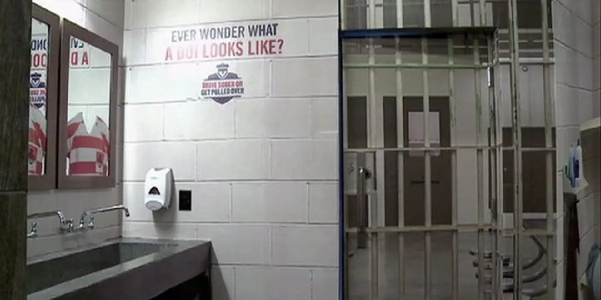 Bar transforma WC em cela de prisão para sensibilizar clientes