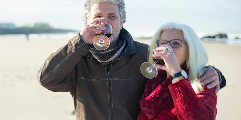 Casais com hábitos de consumo de álcool semelhantes mais propensos a viver mais tempo