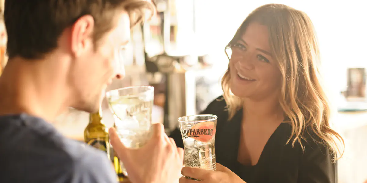 As pessoas ficam mais atraentes após consumirem álcool