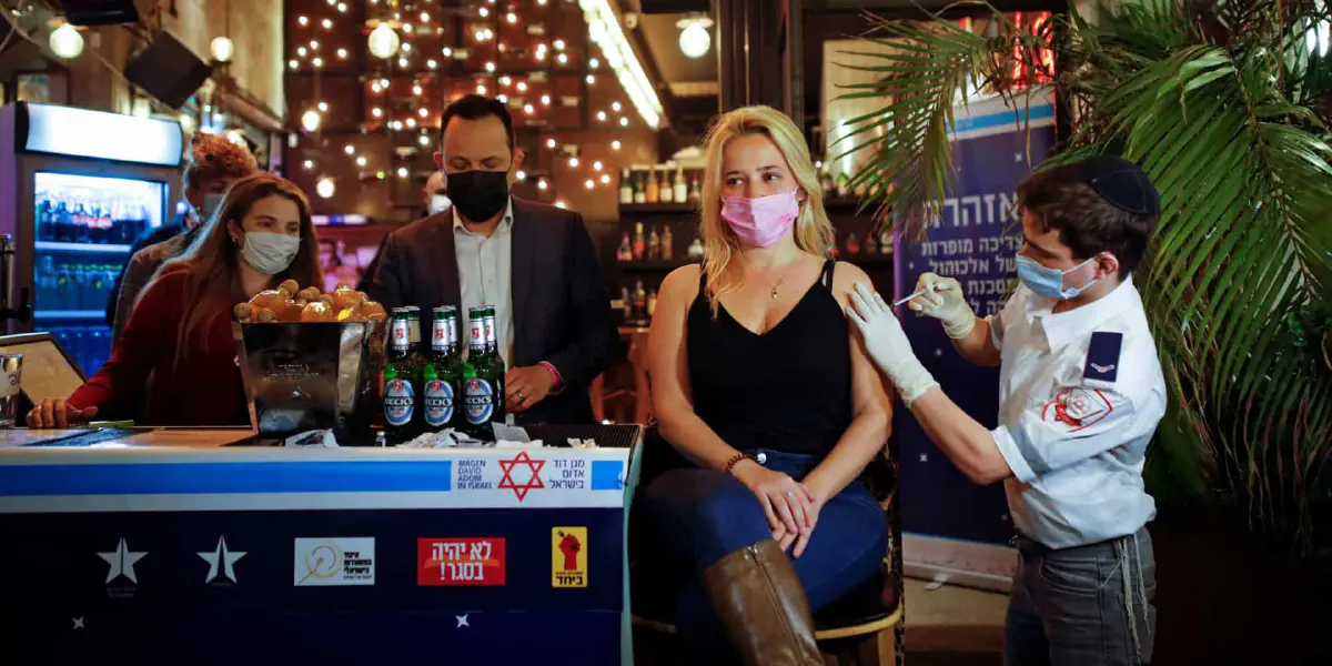 Bar israelita oferece bebida a quem for vacinado contra a Covid-19