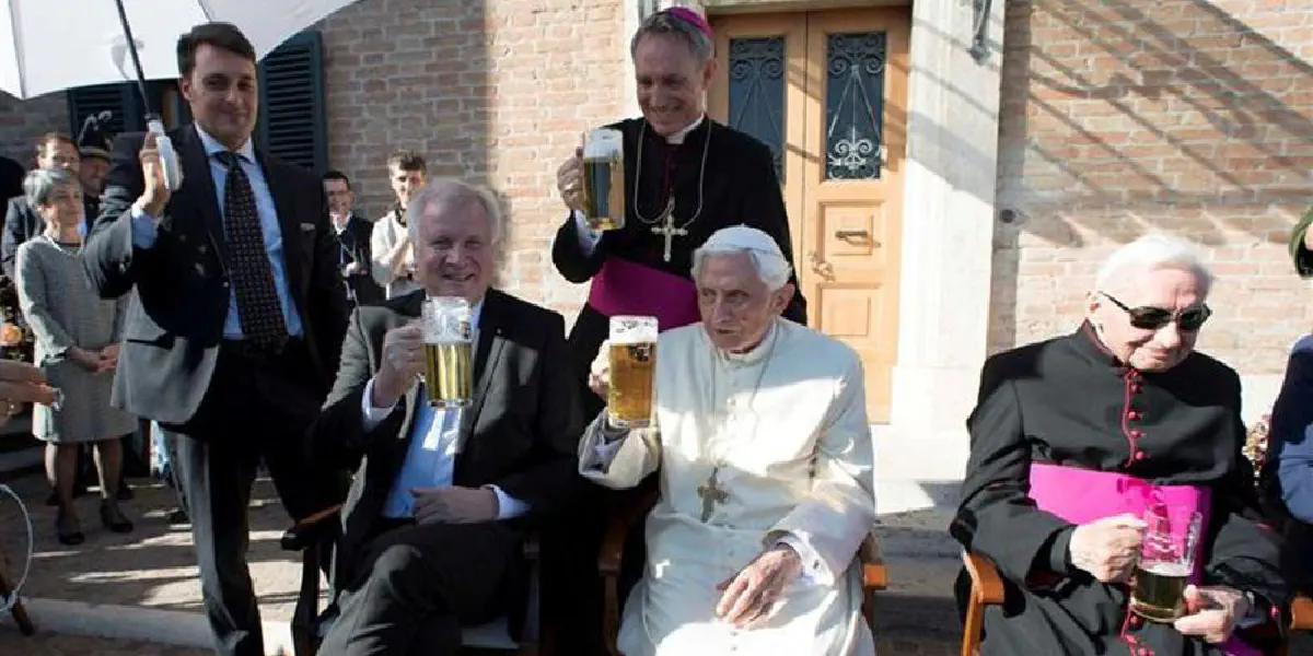Bento XVI celebra os 90 anos com cerveja da Baviera