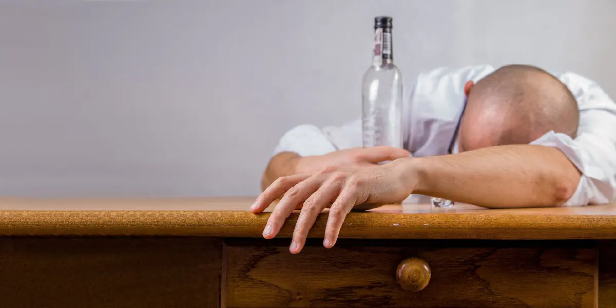 Consumo de álcool tem efeito semelhante a antidepressivos, diz estudo