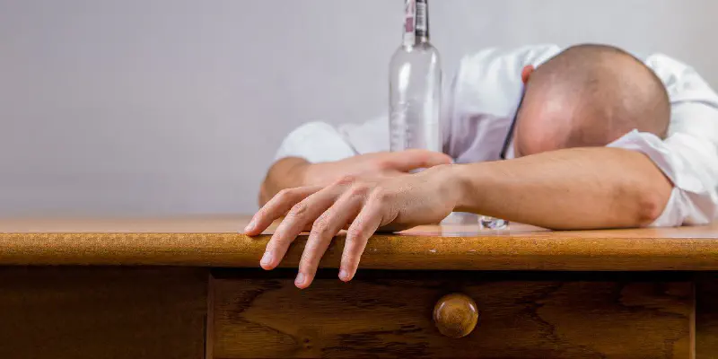 Consumo de álcool tem efeito semelhante a antidepressivos, diz estudo