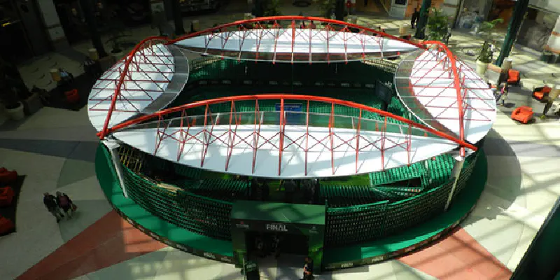 Estádio da Luz feito com garrafas de cerveja