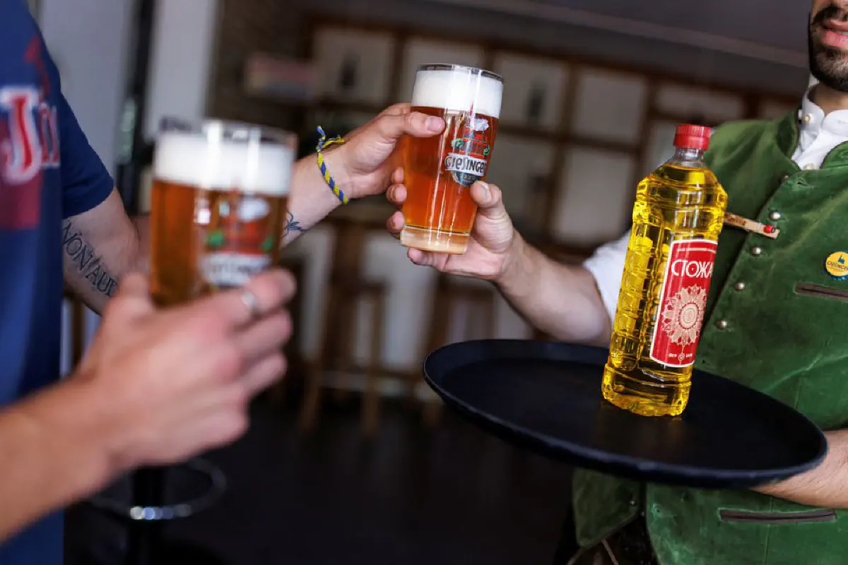 Falta de óleo na Europa: Bar em Munique permite pagar a cerveja com óleo de girassol