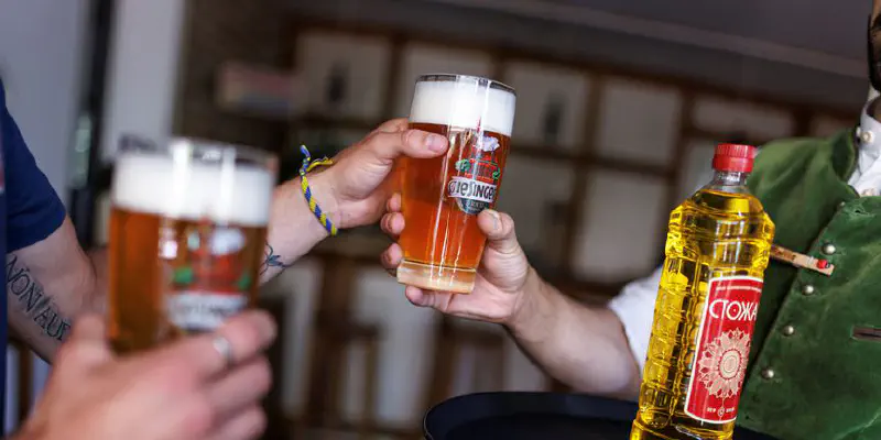 Falta de óleo na Europa: Bar em Munique permite pagar a cerveja com óleo de girassol
