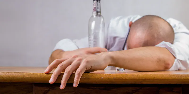 Misturar bebidas aumenta a ressaca?