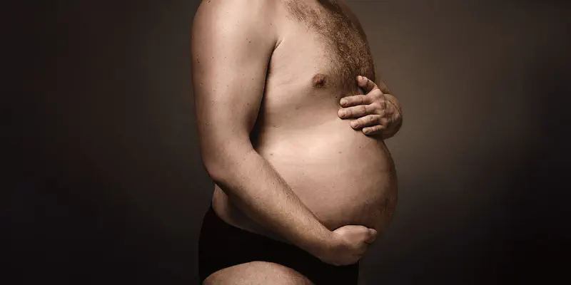 Sessão fotográfica com homens grávidos... de cerveja