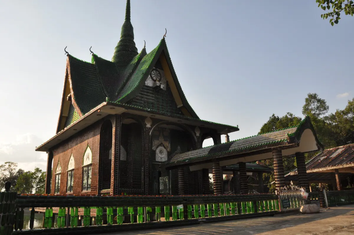 Templo budista feito com garrafas de cerveja