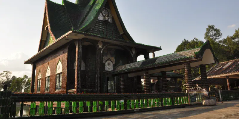 Templo budista feito com garrafas de cerveja
